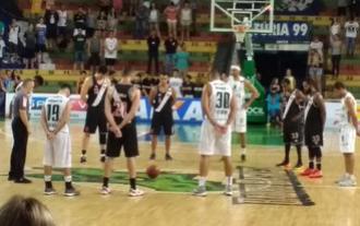 Jogadores de Bauru e Vasco fazem homenagem antes de a bola subir no Panela de Presso