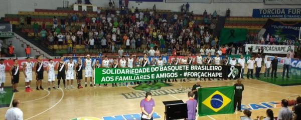 Antes do jogo, elencos dos dois times fizeram minuto de silncio com faixa para a Chapecoense