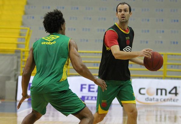 Gacho busca a melhor jogada durante treinamento