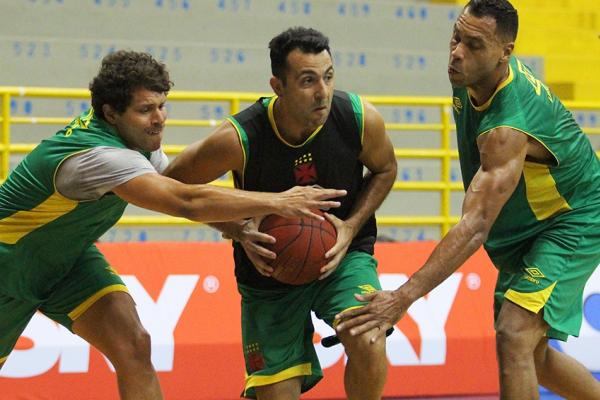 Hlio briga pela bola no treino desta quarta-feira