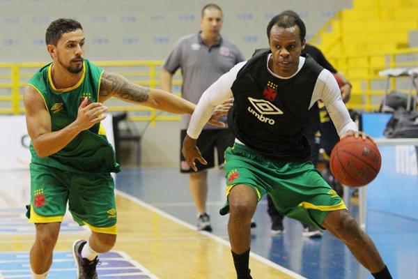 Nezinho no treinamento. Armador jogou em Franca na ltima temporada