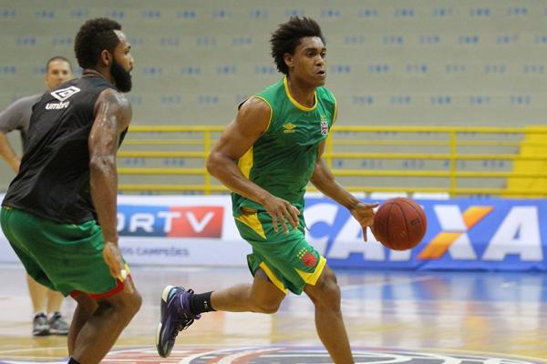 David marcando Mrcio no treino