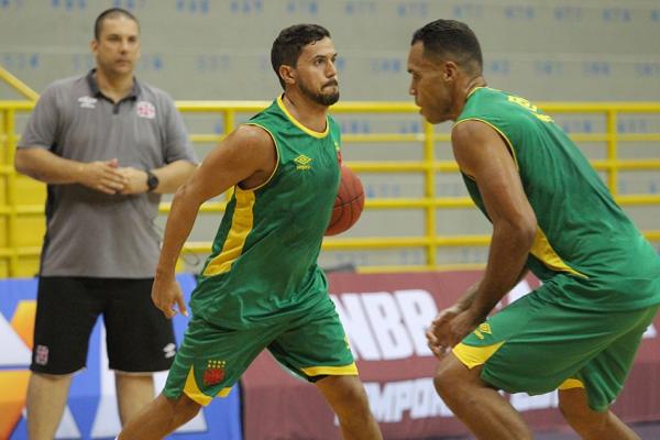 Palacios tenta jogada no treinamento