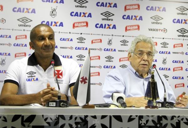 Cristvo e Eurico durante apresentao do novo treinador