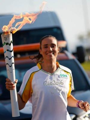 Fora da Rio 2016, Fabiana Beltrame conduziu a tocha olmpica