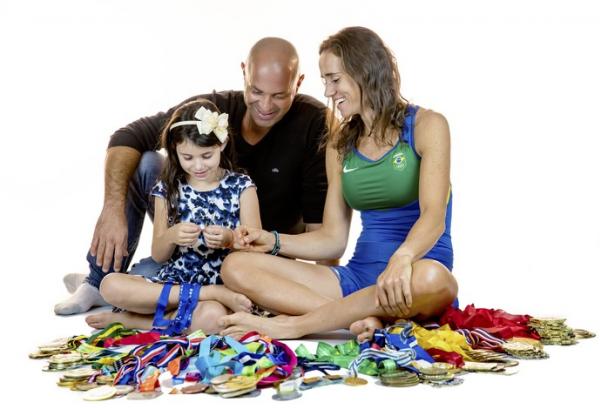 Fabiana Beltrame, o marido, Gibran Vieira da Cunha, e a filha, Alice: famlia reunida