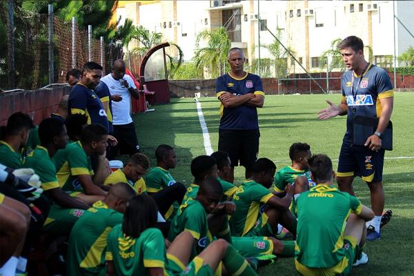 Auxiliar tcnico Diogo Calhau conversa com jogadores antes do treino