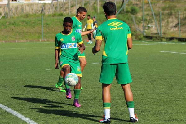 Meia Robinho (de frente) faz trabalho com bola com atacante Hugo Borges