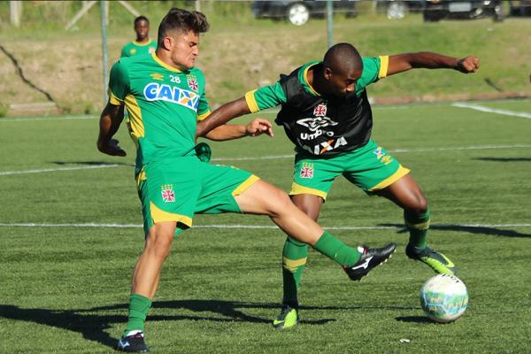 Volante Lo Couto e lateral-esquerdo Elias durante treino ttico