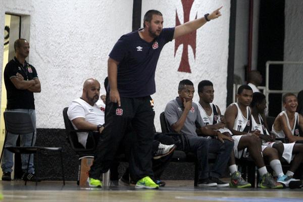 Treinador David Gaglianone orienta time na final