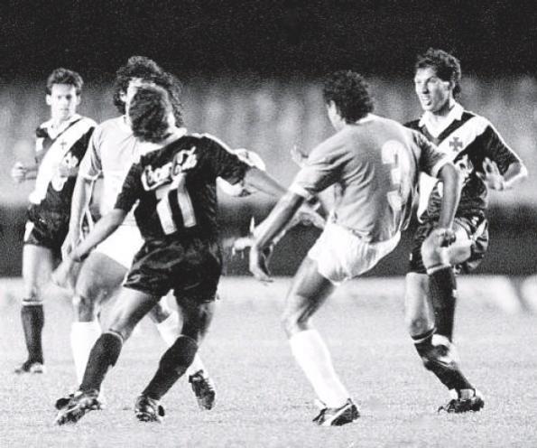 Observados por Sorato, William e Bismarck disputam a bola no jogo entre Vasco e Nacional no Maracan: 0 a 0