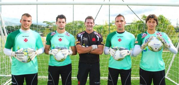 Cestaro (primeiro  esquerda) defendeu o Vasco entre 1997 e 2011