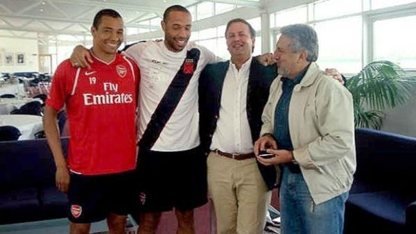 O francs Thierry Henry (segundo da esq. para a dir.) ganhou camisas do Vasco 