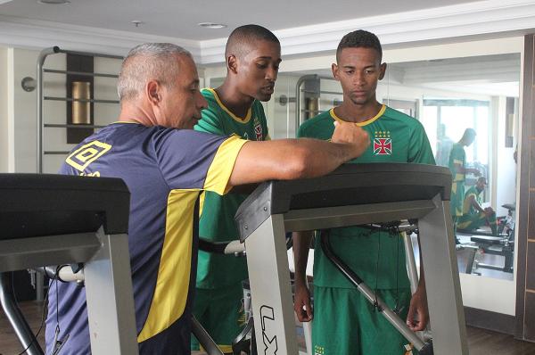Preparador fsico Mauro Britto orienta lateral-esquerdo Elias (c) e volante Joo Victor