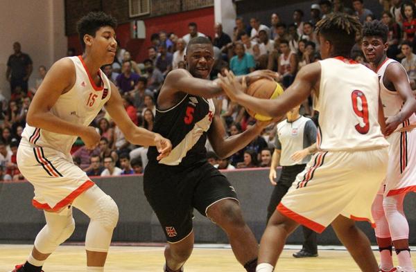 Elias de Brito sofre com a forte marcao rubro-negra