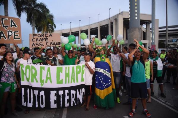 Torcedores se renem para abrao ao Maracan como homenagem  Chapecoense
