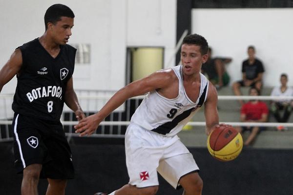 Jonathan Calmon dribla atleta do Botafogo