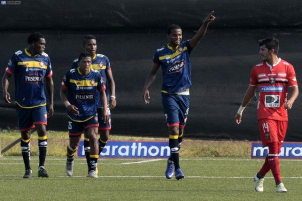 Estrada festejando un gol ante River Ecuador