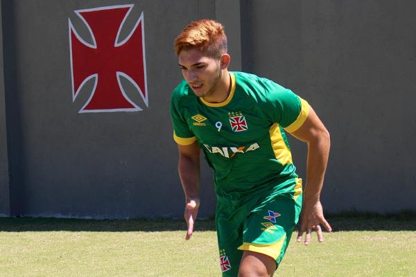 Andrey suando a camisa em treinamento no Campo Anexo