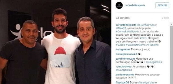 Carlos Leite (d) ao lado do zagueiro vascano Luan (c), um de seus clientes