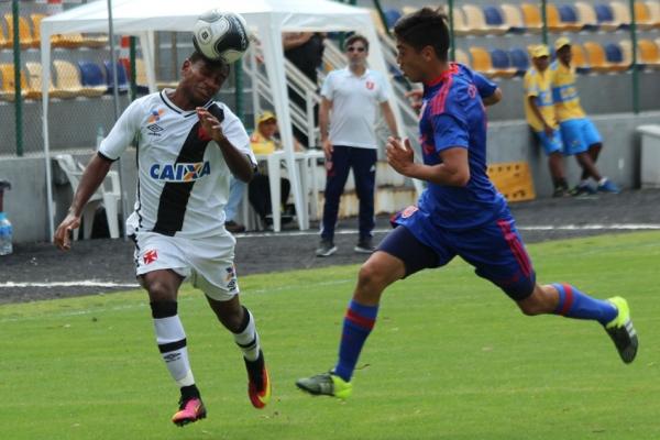 Cayo Tenrio tenta se livrar da marcao rival