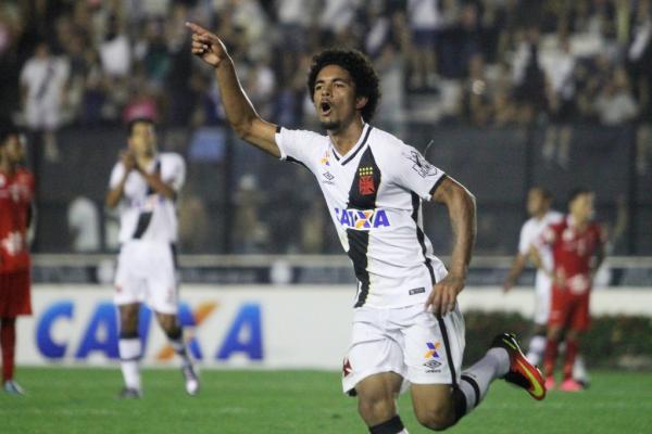 Douglas festeja o 1 gol como profissional