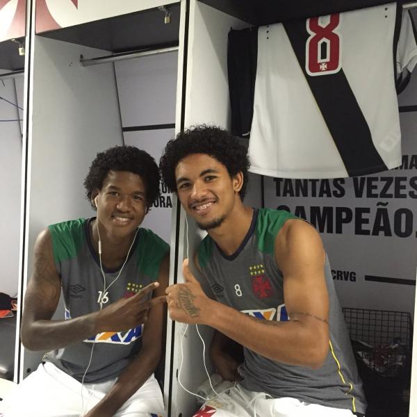 Douglas ao lado do amigo Alan no vestirio