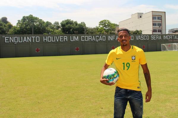 Caio Monteiro posa no campo anexo de So Janurio
