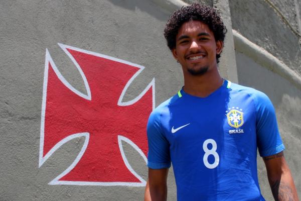 Douglas Luiz com a camisa da Seleo na Colina