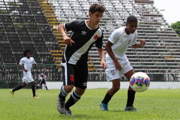 Jorge sendo marcado de perto por jogador do So Cristvo