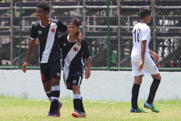 Alexandro e Gustavinho festejam o terceiro gol