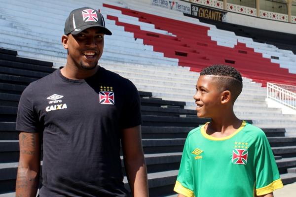 Thalles e Rayan conversam durante passeio na Colina