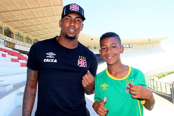 Thalles e Rayan exibem cruz de malta com orgulho