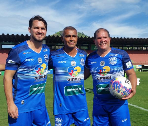 Atletas que fizeram a alegria dos torcedores de Flamengo e Vasco entraram em campo vestindo a mesma camisa neste sbado (10)