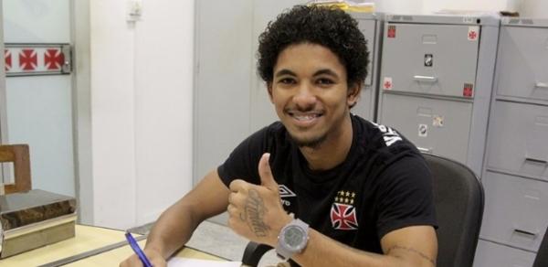 Douglas, de 18 anos, renovou seu contrato este ano aps boas atuaes