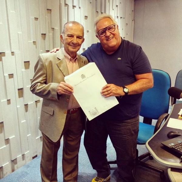 Jos Cabral ao lado do radialista Washington Rodrigues, o Apolinho