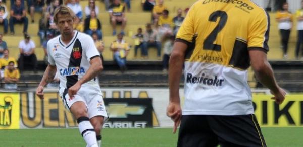 Diguinho foi contestado, mas teve seu contrato renovado pela diretoria do Vasco