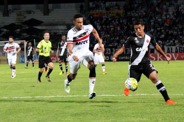Evander em ataque contra o Santa Cruz no Arruda