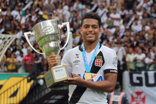 Evander posa com o trofu da Taa Guanabara