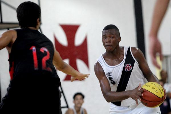 Elias em ao na deciso contra o Flamengo