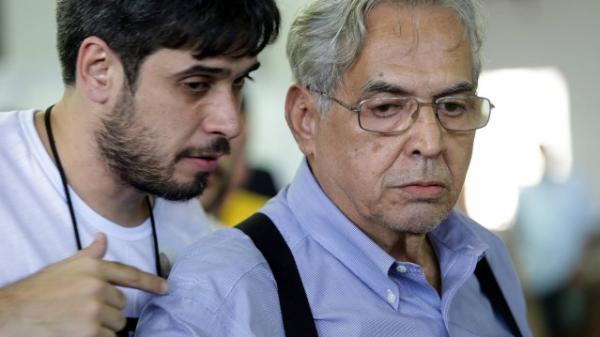 Eurico Brando conversa com o pai durante eleies de 2014