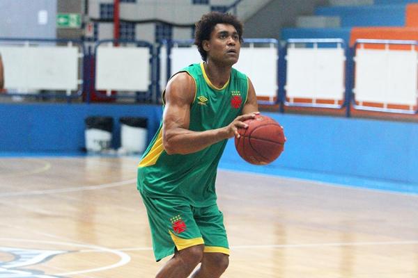 Mrcio durante treino de arremessos