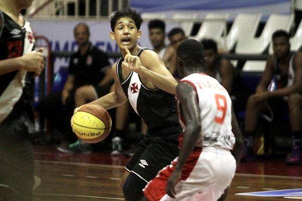 Thiago Franco em ao contra o Tijuca