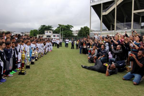 Pais tiram fotos dos filhos no Campo Anexo da Colina