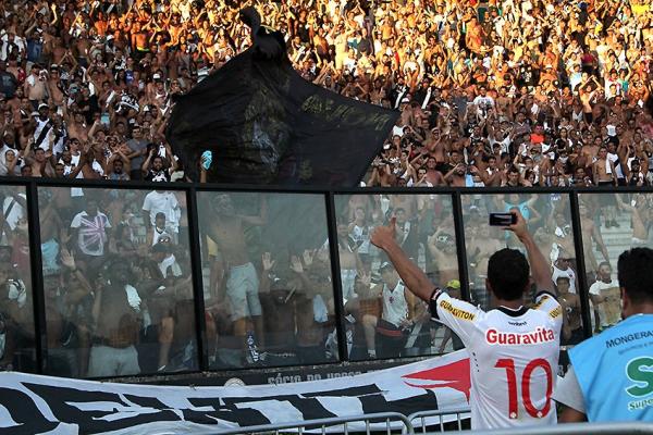 Nen faz a festa com a torcida aps vitria contra o Flamengo na Colina