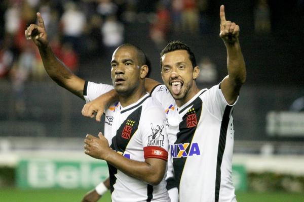 Nen e Rodrigo comemoram gol sobre o Brasil de Pelotas