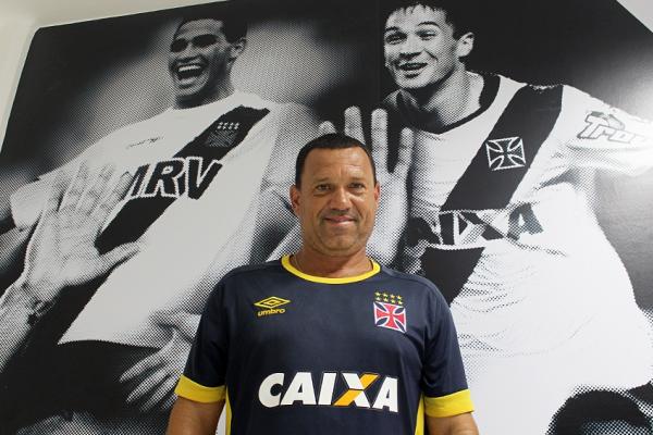 Marcus posa em painel com rostos de Kardec e Luan