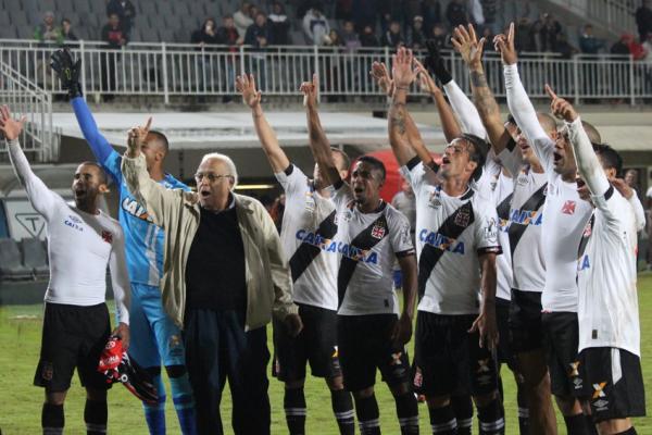 Presidente Eurico Miranda puxa o Casaca com os jogadores em Joinville aps o estabelecimento da maior srie invicta em jogos oficial da histria do clube