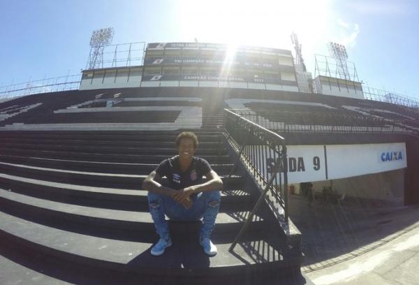 Alan Cardoso sorri na arquibancada, perto do vestirio dos juniores, aquele que considera seu lugar preferido em So Janurio: inspirao em Felipe e Marcelo e sonho de jogar no Bayern de Munique, da Alemanha