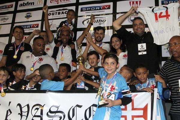 Meninos da Colina posam com a taa e prestam homenagem ao ex-diretor Mrcio